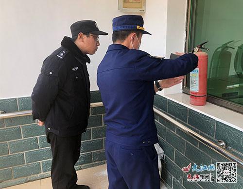 浮梁縣消防救援大隊(duì)開(kāi)展消防產(chǎn)品監(jiān)督檢查 圖