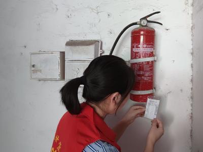龍山社區(qū)開(kāi)展消防器材定期檢查活動(dòng)